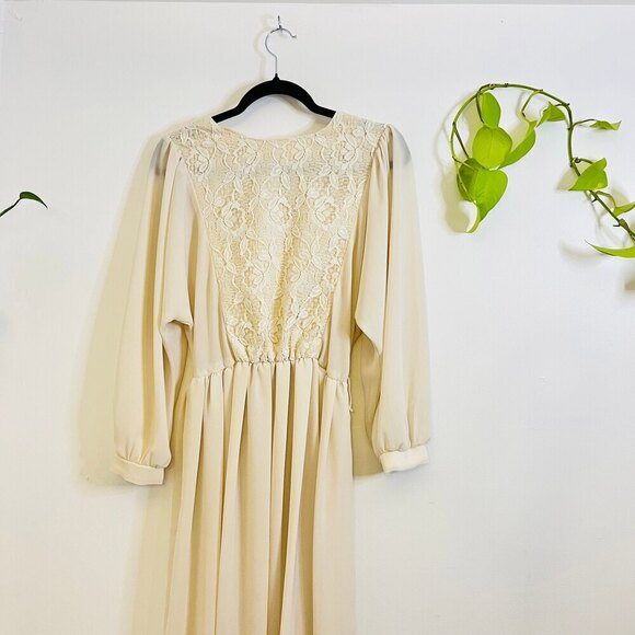 Long Sleeve Vintage Lace Front Cream Dress - Picture 5 of 11